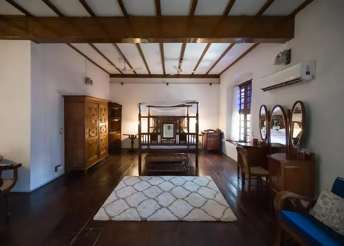 Old Courtyard Hotel